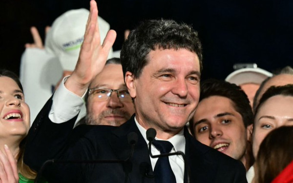 Ρουμανία:  Ο φιλοευρωπαίος Νικούσορ Νταν ορκίζεται πρόεδρος σε μια περίοδο πολιτικού διχασμού