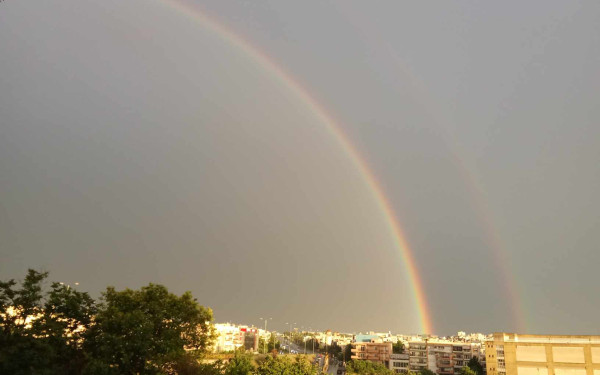 Θεσσαλονίκη: Μαγικό, διπλό ουράνιο τόξο μετά την μπόρα (φωτ.)