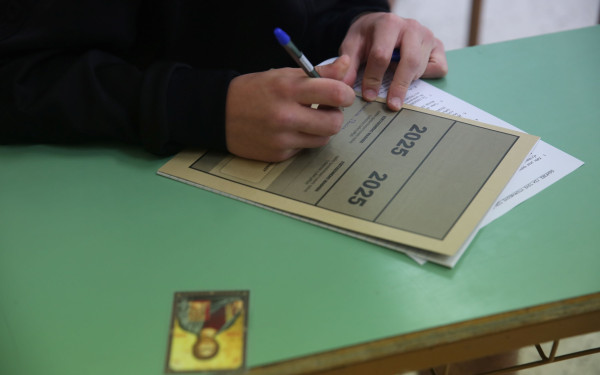 Πανελλήνιες 2025 - Νεοελληνική Γλώσσα και Λογοτεχνία: Οι απαντήσεις στα θέματα (βίντεο)