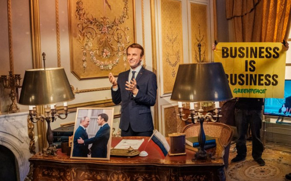 Γαλλία: Ακτιβιστές έκλεψαν κέρινο ομοίωμα του Μακρόν από μουσείο στο Παρίσι (βίντεο)