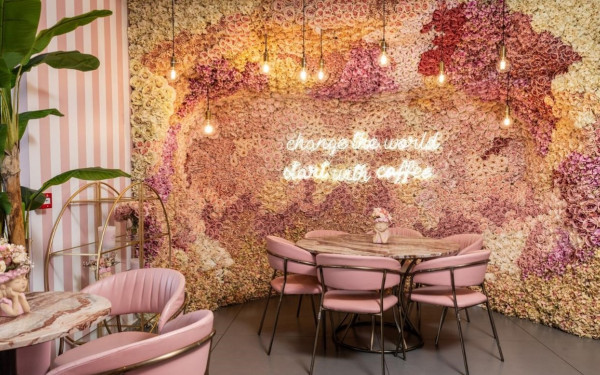 Pink Dot Cafe: Ο ροζ εξωτικός παράδεισος που φέρνει το Miami στη Θεσσαλονίκη