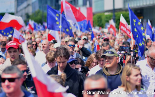 Πολωνία: Ο υποψήφιος του κυβερνώντος κόμματος Τρασκόφσκι ηγείται στον δεύτερο γύρω των προεδρικών εκλογών