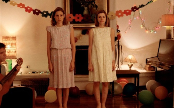 Η ταινία του Γιώργου Λάνθιμου  «Κυνόδοντας» επιστρέφει σε 4K και με νέα αφίσα (βίντεο)