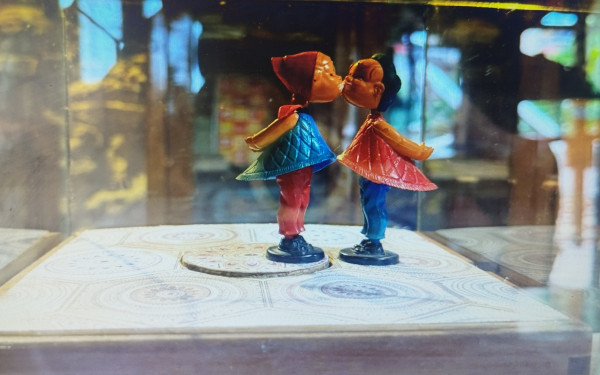 Φέρες: Το παιχνίδι που δεν πουλήθηκε ποτέ - Μισό αιώνα μετά η μπαλαρίνα και ο αγαπημένος της χορεύουν στο λαογραφικό μουσείο