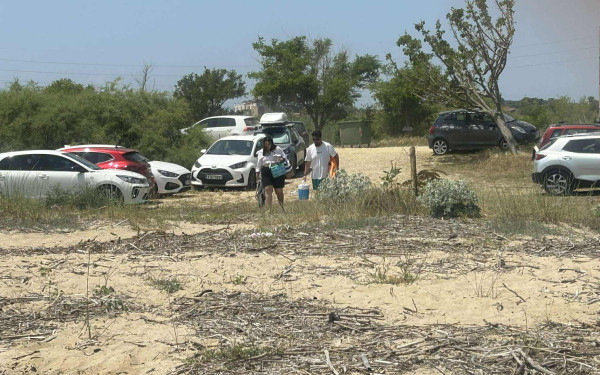 Αγίου Πνεύματος: Γέμισαν οι παραλίες - Δεν πέφτει... καρφίτσα στον Άγιο Μάμα