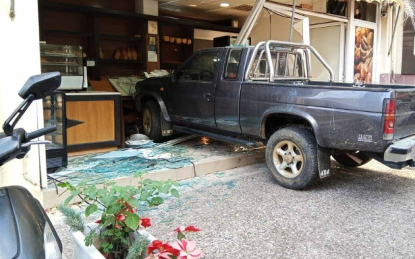 Αγρίνιο: Αγροτικό όχημα «μπούκαρε» σε φούρνο στο κέντρο της πόλης (βίντεο)