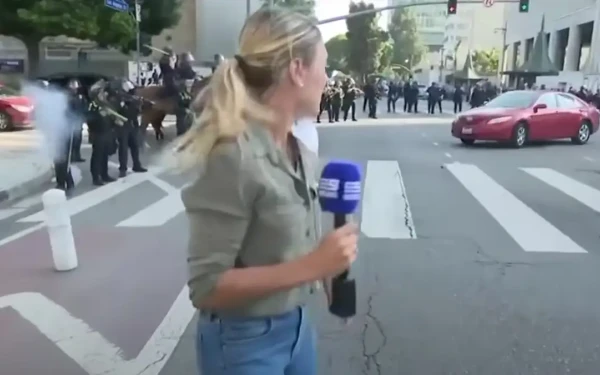 Λος Άντζελες: Η στιγμή που αστυνομικός πυροβολεί δημοσιογράφο την ώρα του ρεπορτάζ για τα επεισόδια