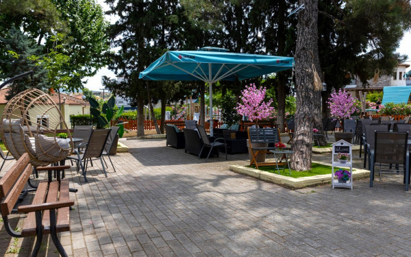 De Stijl cafe-bar: Μια ανάσα δροσιάς και χαλάρωσης στους Ταγαράδες Θεσσαλονίκης