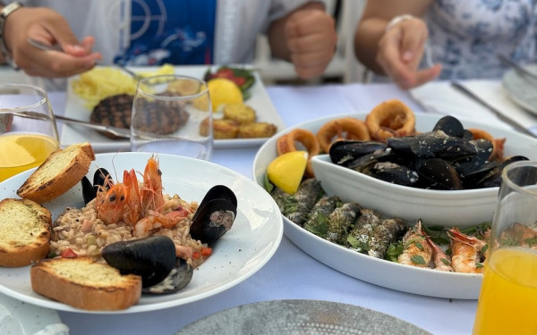 Το Εξοχικό Seafood Restaurant στο Βράχο της Αφύτου: Φρέσκο ψάρι, με θέα στα καταγάλανα νερά του Αιγαίου