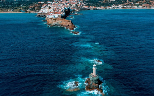 Η Daily Mail «προδίδει» το μυστικό των μυημένων: Η Άνδρος είναι το ελληνικό καλοκαίρι όπως θα έπρεπε να είναι