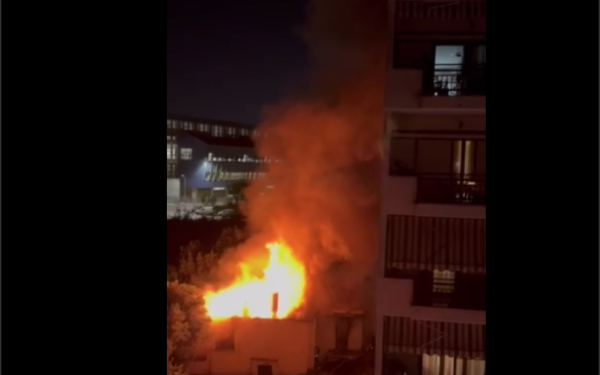 Θεσσαλονίκη: Φωτιά σε εγκαταλελειμμένο οίκημα στην Καλαμαριά (βίντεο)