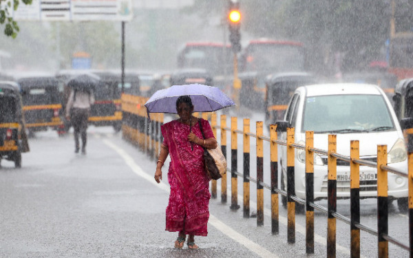 Ινδία: Τουλάχιστον 27 οι νεκροί από τις καταρρακτώδεις βροχές των μουσώνων