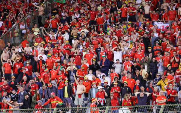 Ουαλός φίλαθλος νοσηλεύεται έπειτα από πτώση από τις κερκίδες στο ματς με το Βέλγιο