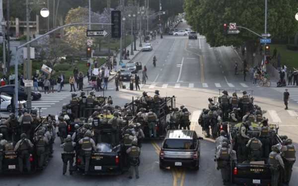 Βίαιες διαδηλώσεις στο Λος Άντζελες: Πτώμα άνδρα εντοπίστηκε κοντά σε λεηλατημένα καταστήματα