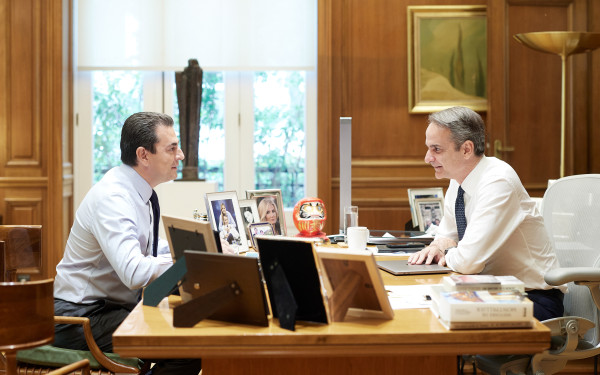 Συνάντηση Μητσοτάκη - Σκρέκα στο Μαξίμου