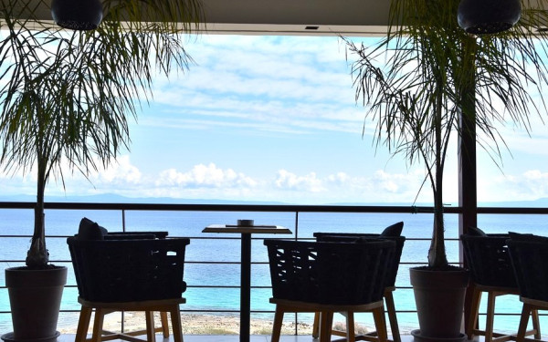 On The Rocks Cocktail Bar: Το διαμάντι της Αφύτου με θέα και χαρακτήρα