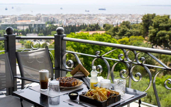 To Κτήμα: Το αγαπημένο all day café bar με απόλυτη θέα σε όλη τη Θεσσαλονίκη