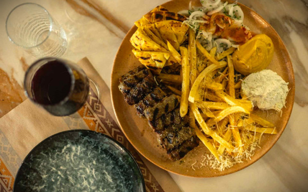 Το Τεφαρίκι στο Κορδελιό: Ένα γνήσιο λαϊκό μαγαζί, για καλά κρεατικά, ψάρια και θαλασσινά