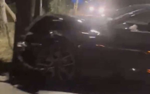 Θεσσαλονίκη: Πολυτελές αυτοκίνητο καρφώθηκε σε κολόνα της ΔΕΗ (βίντεο)