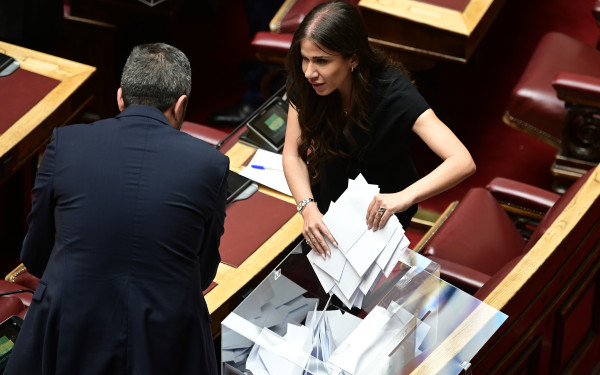 Βουλή - Τέμπη: Με 154 ναι πέρασε η πρόταση της ΝΔ για Προανακριτική και παραπομπή Καραμανλή - Η ψηφοφορία κάλπη-κάλπη