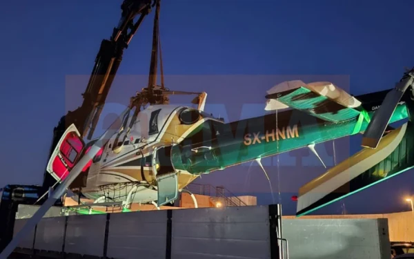 Μαρίνα Βουλιαγμένης: Ολοκληρώθηκε η ανέλκυση του ελικοπτέρου - Έρευνα για τις συνθήκες του ατυχήματος