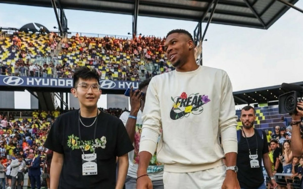 Μπάσκετ: Οι κιτρινόμαυρες καρδούλες του Γιάννη Αντετοκούνμπο για τον Άρη