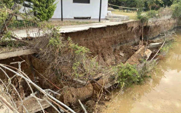 Χαλκιδική: Στo αστυνομικό τμήμα κρατήθηκε ο δήμαρχος Σιθωνίας - Αλληλομηνύσεις για το σκάμμα που υποχωρεί το έδαφος στην Νικητή Χαλκιδική: Στo αστυνομικό τμήμα κρατήθηκε ο δήμαρχος Σιθωνίας - Αλληλομηνύσεις για το σκάμμα που υποχωρεί το έδαφος στην Νικητή
