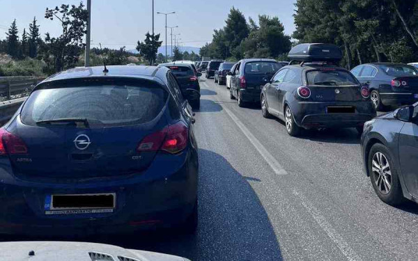 Θεσσαλονίκη: Μποτιλιάρισμα στο Cosmos από τους εκδρομείς του Σαββατοκύριακου και τους πρώτους αδειούχους Ιουλίου