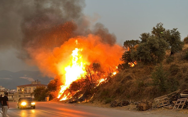 Καίγεται η Σμύρνη, βρέχει στάχτη στην Πάτμο - Πολλά μέτωπα σε όλη την Τουρκία