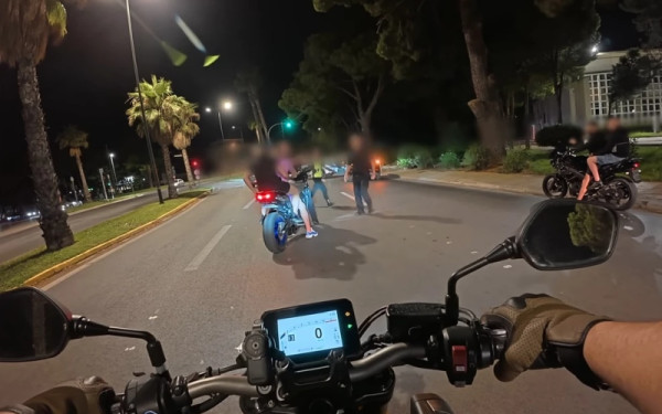 Βουλιαγμένη: Άγρια καταδίωξη μοτοσικλετιστών χωρίς κράνος - Αστυνομικός κινδύνευσε να παρασυρθεί (βίντεο)