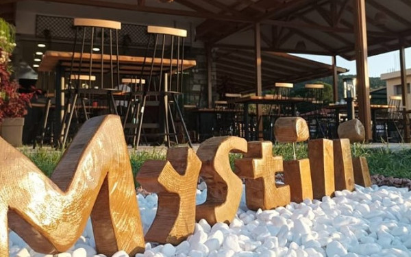 Mystilli: Μια μοντέρνα ταβέρνα στη Βουρβουρού, όπου η παράδοση συναντά την υψηλή γαστρονομία