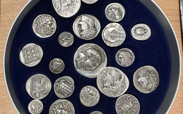 Πάτρα: Συνελήφθη 35χρονη με 74 αρχαία νομίσματα των ελληνιστικών και ρωμαϊκών χρόνων