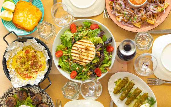 Στη Νταρντάνα Φλώρινα στον Εύοσμο, τρία αδέρφια συνεργάζονται, για να σας προσφέρουν αυτό που σας αξίζει: άνεση και απόλαυση σε κάθε σας γεύμα