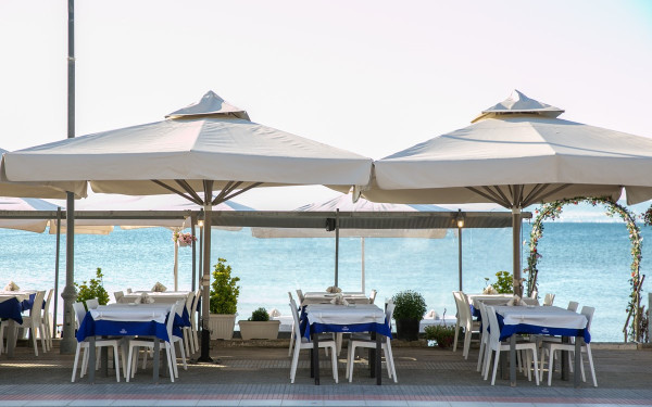 Αφιέρωμα: 12+1 από τις καλύτερες γαστρονομικές προτάσεις, για έξοδο με θέα θάλασσα, σε Περαία, Νέους Επιβάτες, Επανομή και Μηχανιώνα