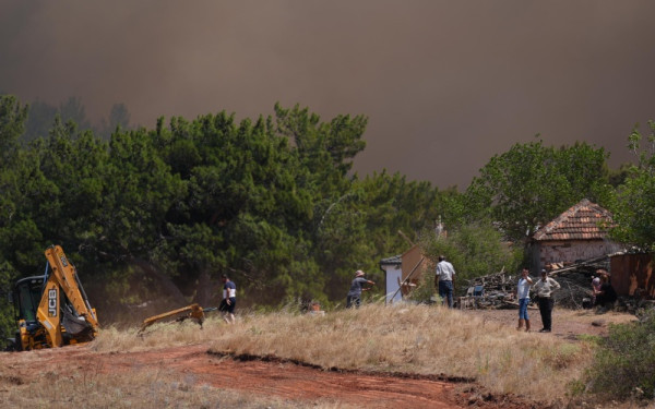 Πύρινος εφιάλτης στη Σμύρνη: Καταστροφές σε σπίτια - Υπό απειλή οικισμοί, μαζικές συλλήψεις για εμπρησμό (βίντεο)