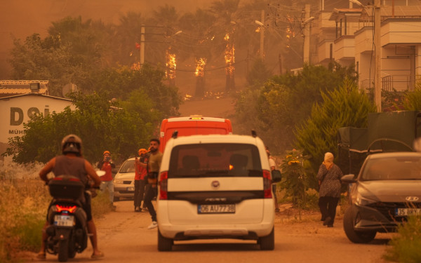 Tουρκία: Συνεχείς αναζωπυρώσεις και μάχη των πυροσβεστών με τις φλόγες - Καίγεται για τρίτη μέρα η Σμύρνη (βίντεο)