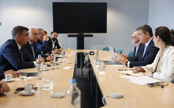 Βρυξέλλες: Συνάντηση του Ελληνικού Δικτύου Ανθεκτικών Πόλεων με τον Ευρωπαίο Επίτροπο Απόστολο Τζιτζικώστα