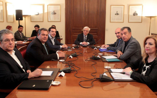 Στο φως τα πρακτικά του Συμβουλίου Πολιτικών Αρχηγών το 2015 – Οι διάλογοι, οι συναινέσεις, η διαμόρφωση «εθνικής γραμμής»