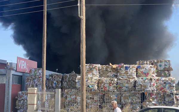 Θεσσαλονίκη: Σε ύφεση η φωτιά στη Σίνδο - Ανάγκη για μεγάλες ποσότητες νερού από την Πυροσβεστική