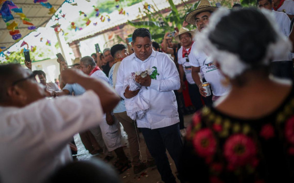 Μια ιδιαίτερη παράδοση στο Μεξικό: Δήμαρχος παντρεύτηκε θηλυκό αλιγάτορα - Δείτε βίντεο