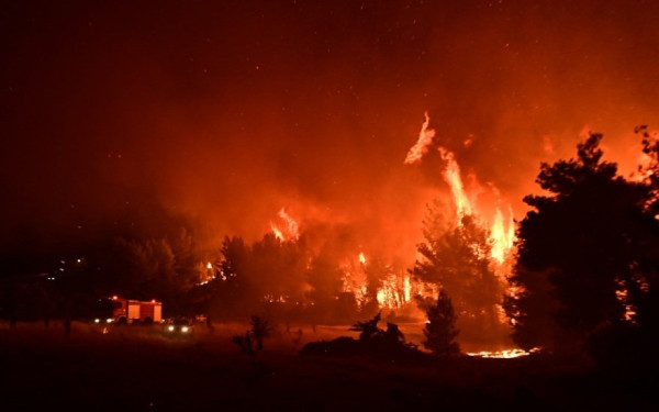 Σε αυλές σπιτιών η φωτιά στο Ασπροχώρι: Καίει ανεξέλεγκτη και σε δύο μέτωπα