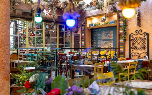 Αφιέρωμα: Best of 2025 – Αγαπημένες αυλές στην Θεσσαλονίκη, για καλοκαιρινές εξόδους γεμάτες γεύσεις και απόλαυση (1ο μέρος)