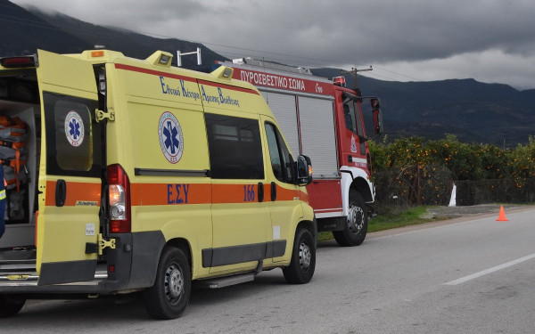 Πυροσβεστικό όχημα συγκρούστηκε με ΙΧ στην Κερατέα - Νεκρή μια 61χρονη