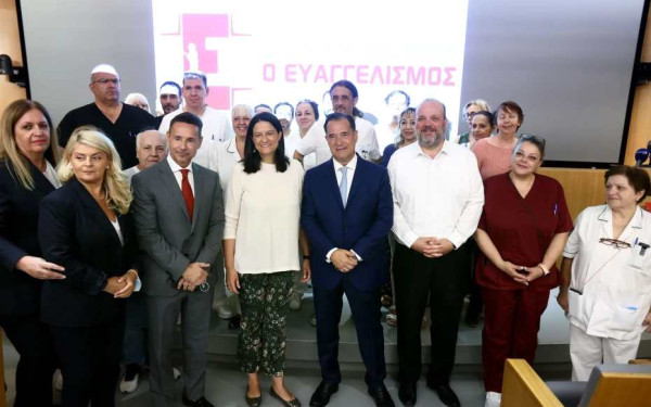 Επίσκεψη Γεωργιάδη και Κεραμέως στον «Ευαγγελισμό» για την πρόσληψη 500 τραυματιοφορέων μέσω ΔΥΠΑ