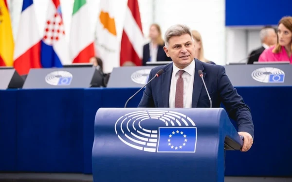 Ν. Φαραντούρης: «Η δημοκρατία κινδυνεύει απ' τη χειραγώγηση της κοινής γνώμης και του εκλογικού σώματος» Ν. Φαραντούρης: «Η δημοκρατία κινδυνεύει απ' τη χειραγώγηση της κοινής γνώμης και του εκλογικού σώματος»