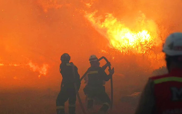 Τουρκία: Φωτιές απειλούν τον αυτοκινητόδρομο Σμύρνης-Τσεσμέ - Νεκρός ένας 80χρονος