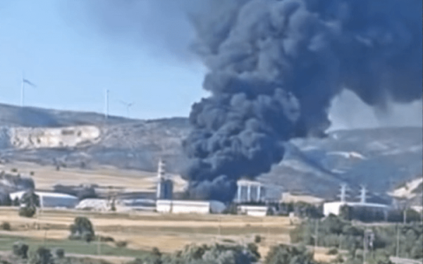 Αλεξανδρούπολη: Συνεχίζεται η κατάσβεση της πυρκαγιάς σε επιχείρηση ανακυκλώσιμων υλικών