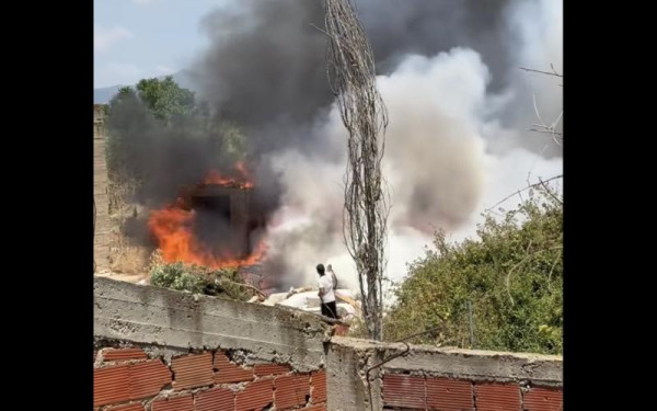 Χαλκιδική: Φωτιά σε απορρίμματα έξω από τα Νέα Μουδανιά - Στο σημείο η Πυροσβεστική