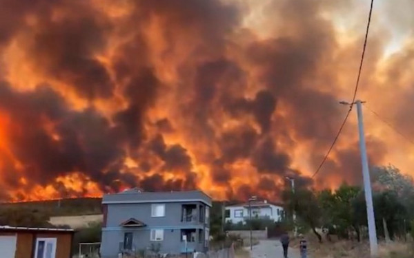 Φωτιές στην Τουρκία: Συνεχίζεται η δραματική μάχη με τις φλόγες - Μέχρι τα ελληνικά νησιά οι καπνοί (βίντεο)