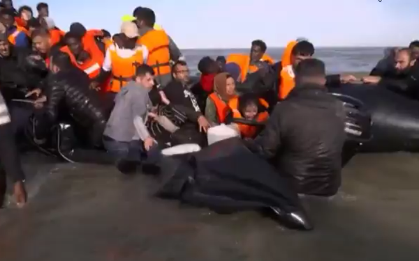 Απίστευτο περιστατικό στην Γαλλία: Αστυνομικοί έσκισαν βάρκα με μετανάστες (βίντεο)